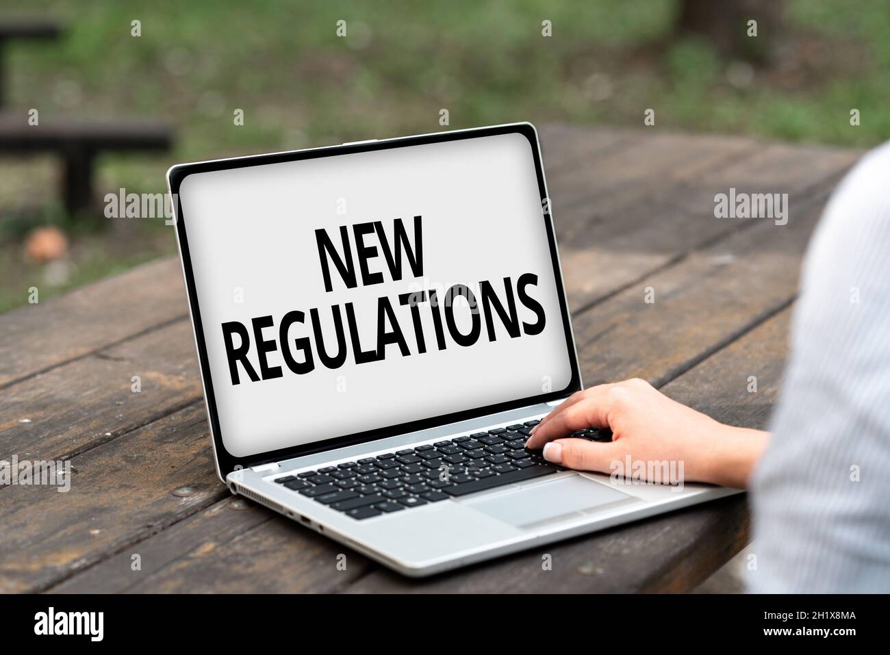 Testo della calligrafia nuovi regolamenti, concetto che significa regole fatte da un governo o autorità per controllare le funzionalità di chiamata vocale e video con Foto Stock