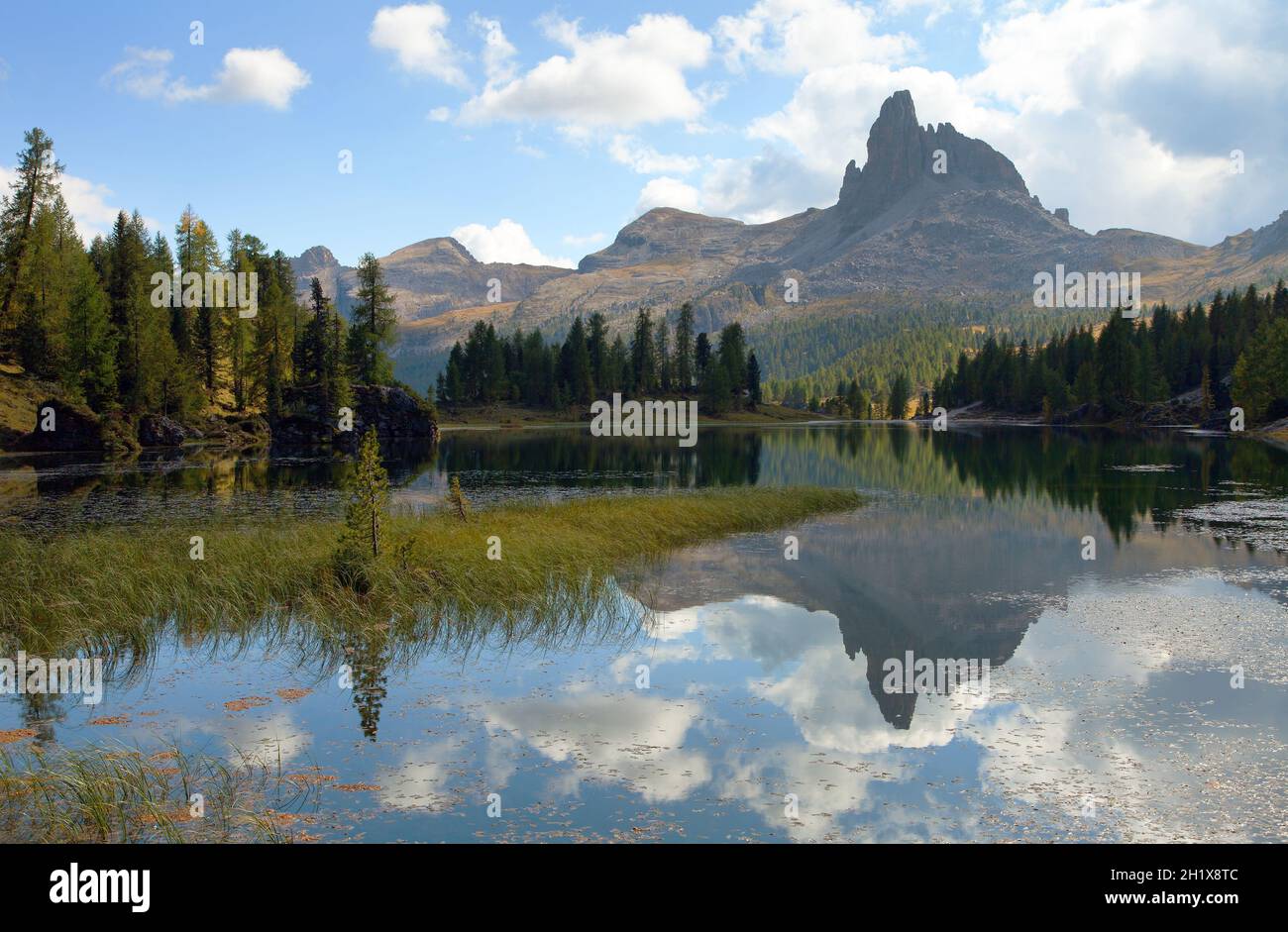 Lago di Federa e rifugio Croda da Lago vicino Cortina d'Ampezzo, Alpi dolomiti, Italia Foto Stock