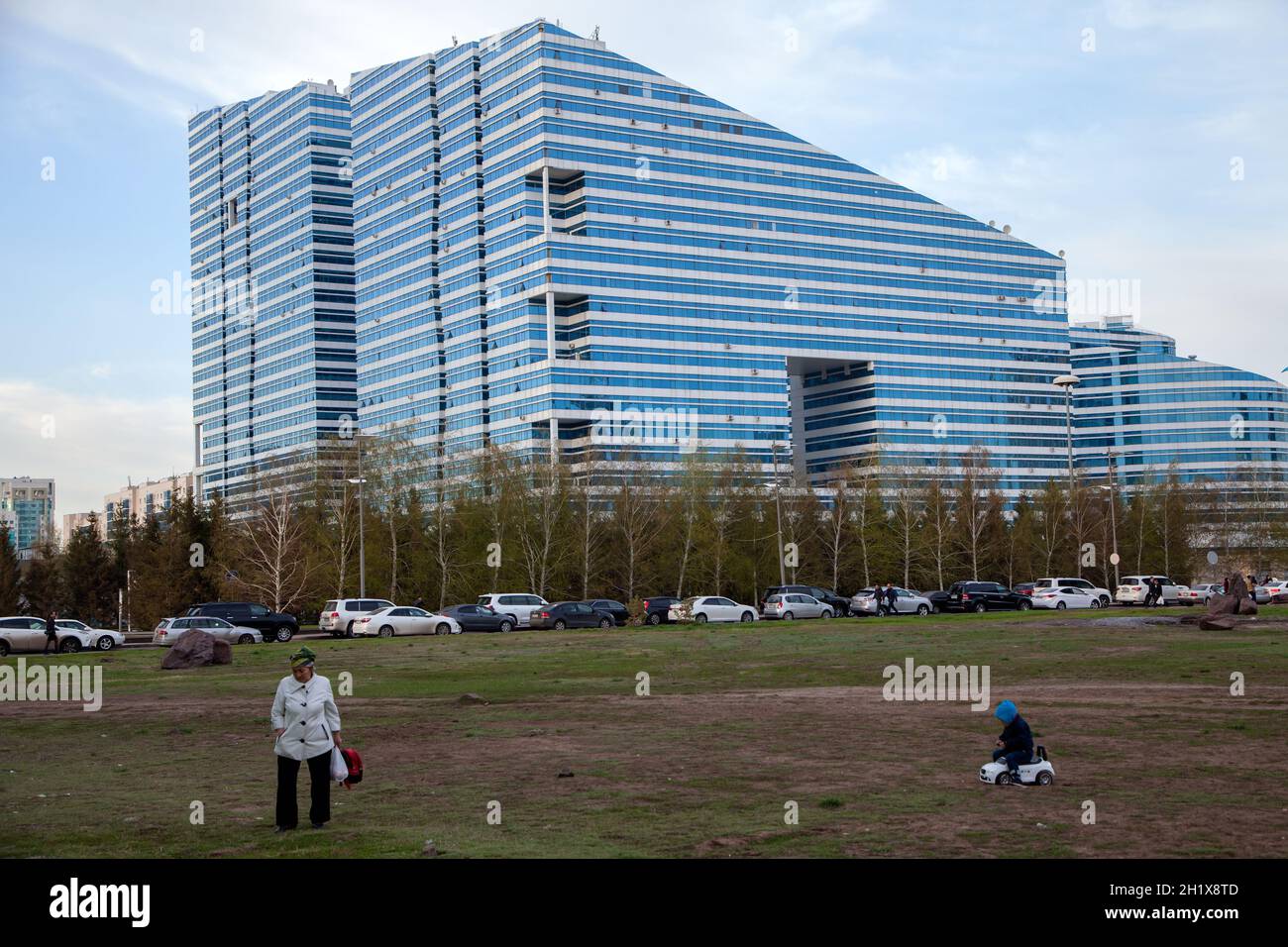 Astana (Nur Sultan) / Kazakhstan - 4/28/2017 :edificio architettonico futuristico ad Astana (Nur Sultan), capitale del Kazakhstan Foto Stock