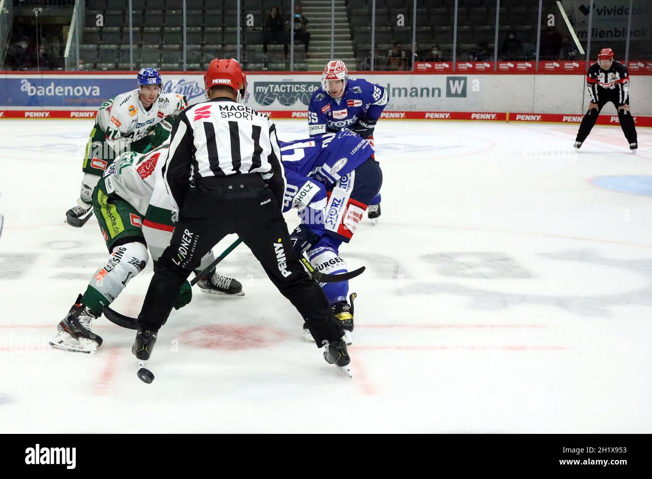 Bully beim Eishockey: Testspiel SERC Wild Wings vs Augsburg Panther Foto Stock