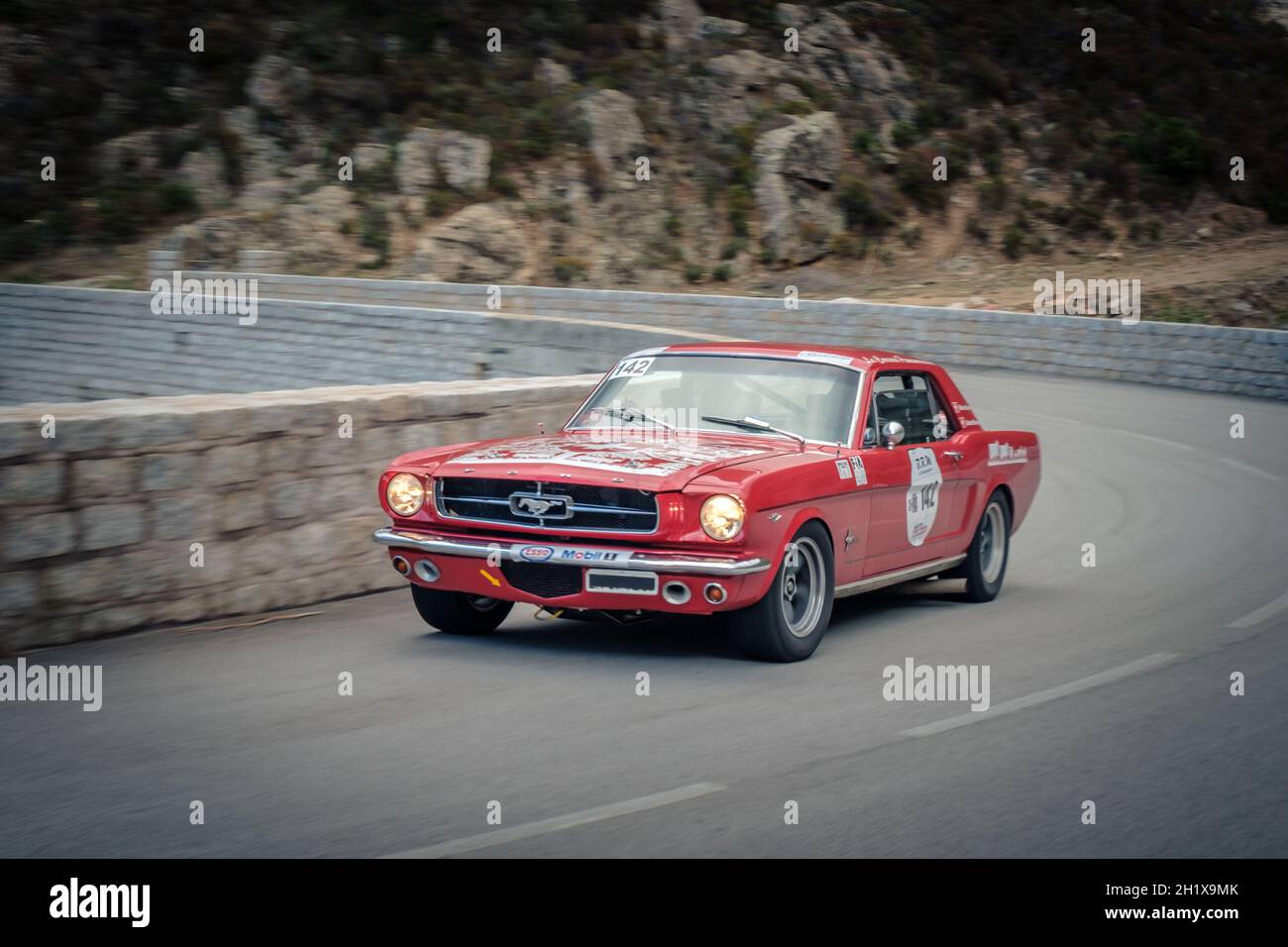 Occhiatana, Corsica, Francia - 7 ottobre 2020: Marco Brunner e Lucas Brunner gareggiano nella loro Ford Mustang nel Tour de Corse Historique 2021 Foto Stock