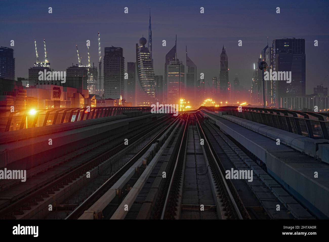 Paesaggio urbano di Dubai e raggio mattutino. Luogo di tiro: Dubai Foto Stock