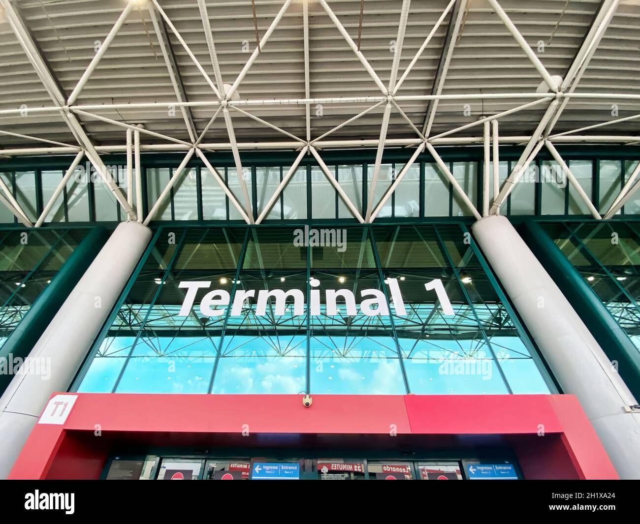 Roma, Italia, 2021 agosto: L'ingresso principale al Terminal 1 per le partenze all'aeroporto internazionale Leonardo da Vinci di Roma. Moderno edificio aeroportuale. Foto Stock