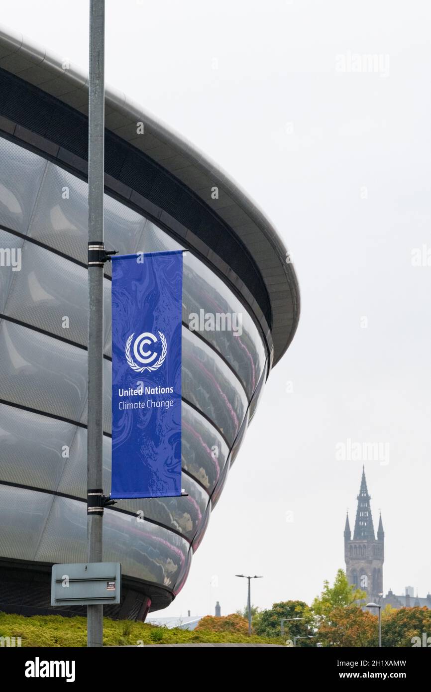 COP26 Glasgow 2021 - Bandiera delle Nazioni Unite sul cambiamento climatico di fronte ALL'OVO Hydro, una sede del Scottish Event Campus (SEC), Glasgow, Scozia, Regno Unito Foto Stock