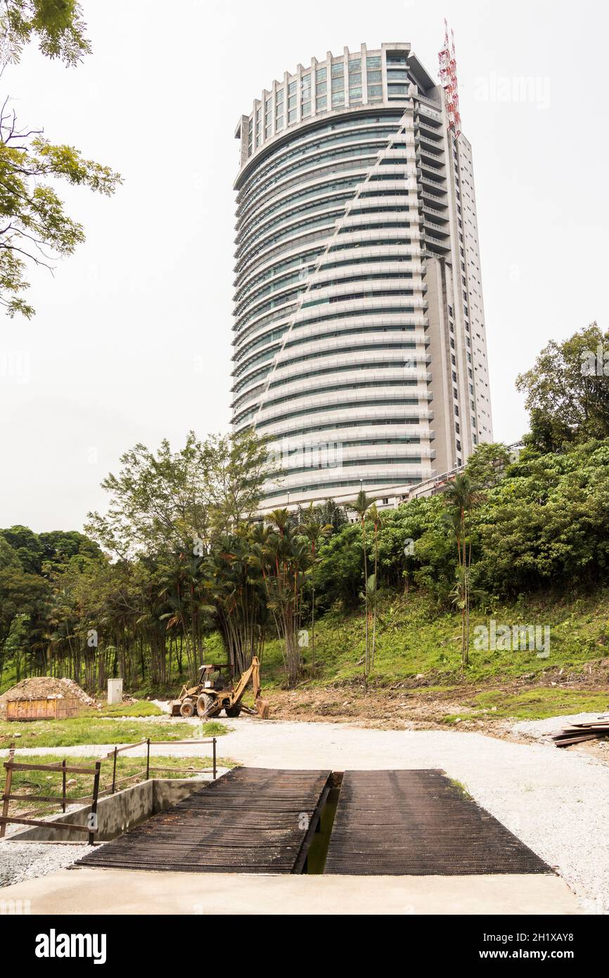 Kuala Lumpur tra cantieri edili e strutture alberghiere. Città principale della Malesia. Foto Stock