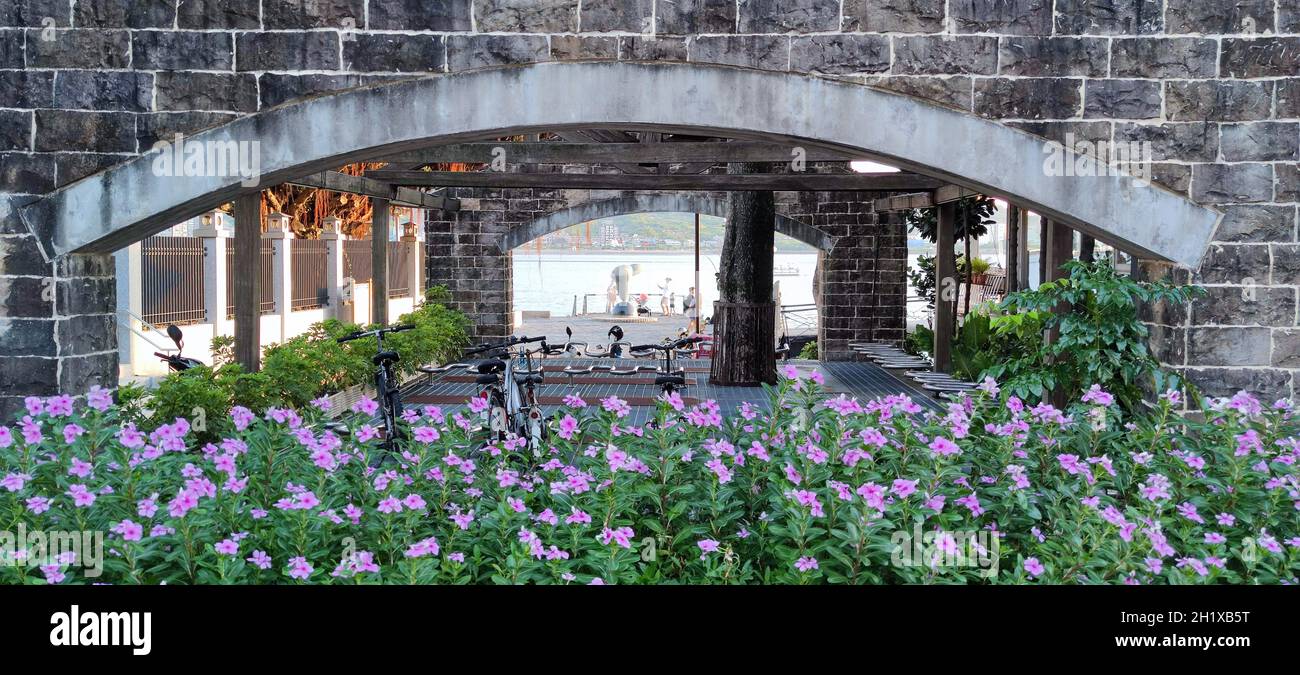 Tamsui, NUOVA CITTÀ DI TAIPEI, TAIWAN - 8 settembre 2021 - il distretto cittadino di Tamsui Bali a Taipei, Taiwan riflette nel fiume Tamsui in una bella giornata Foto Stock