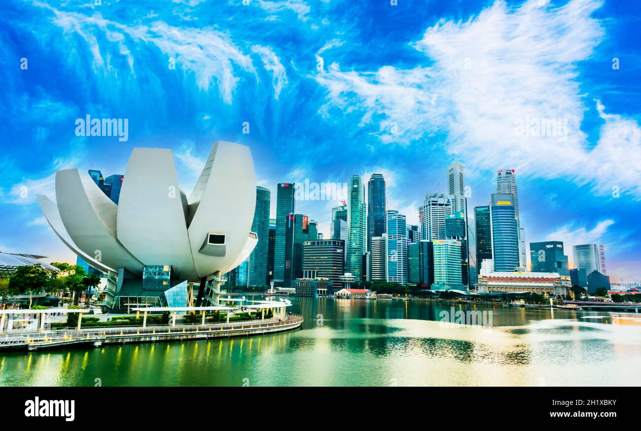 SINGAPORE - 1 MARZO 2020: Fronte mare nel centro di Singapore con il Museo ArtScience visto da Helix Bridge Foto Stock