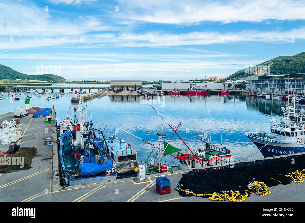 SANTONA, SPAGNA - 4 LUGLIO 2021: Vista di barche da pesca colorate nel porto di Santona, Cantabria, Spagna settentrionale, noto per le sue acciughe Foto Stock