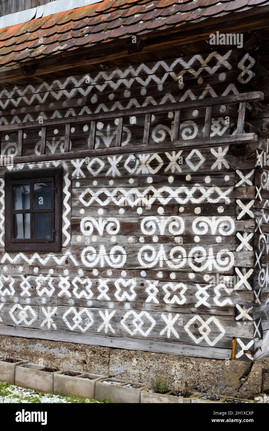 Casa popolare dipinta, UNESCO villaggio Cicmany in Slovacchia Foto Stock