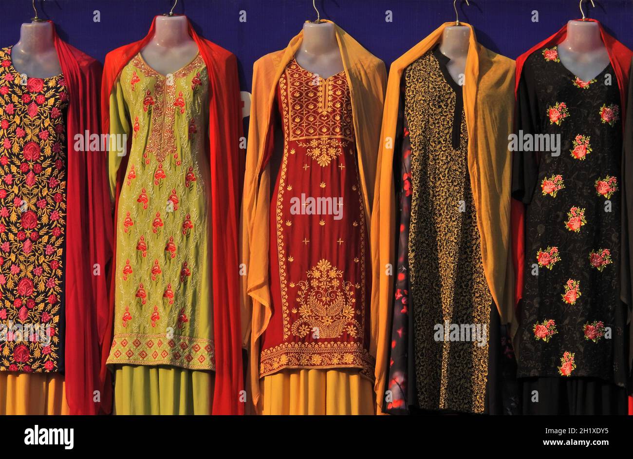 Primo piano di moda donna indiana ricamato salwar kameez kurta in mostra negozio Foto Stock