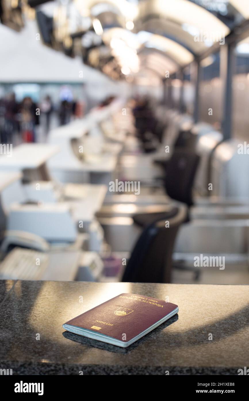 Passaporto sloveno vaiting per l'ispezione all'aeroporto che si annoia attraversando check.Travel concetto Foto Stock