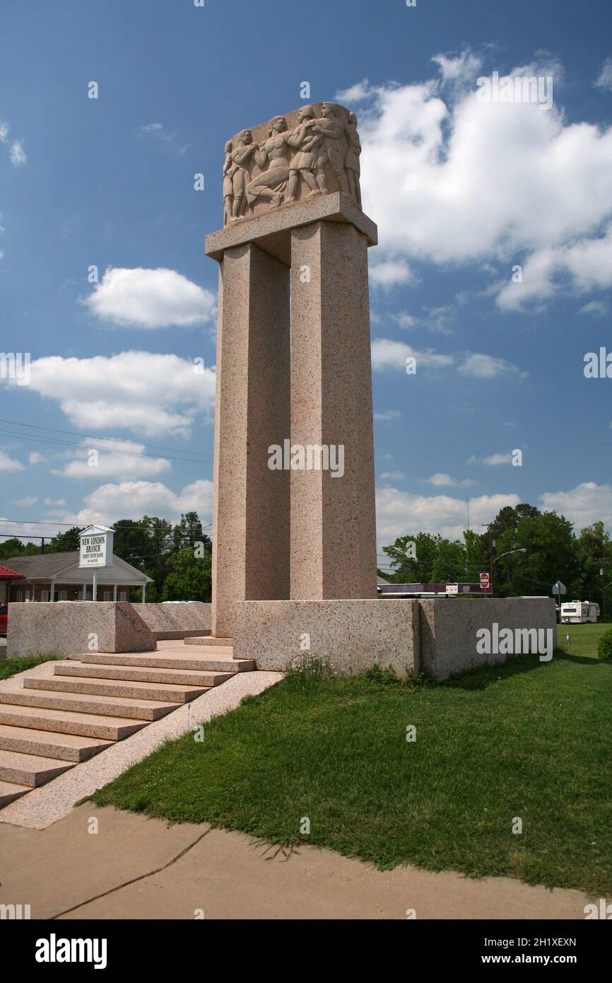 New London, TX Cenotaph commemora l'esplosione della scuola di New London che ha ucciso più di 300 bambini e insegnanti il 18 marzo 1937 a New London Foto Stock