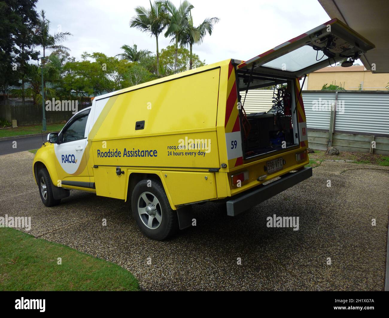 Camion di assistenza stradale RACQ sulla strada di accesso, Brisbane, Queensland, Australia Foto Stock