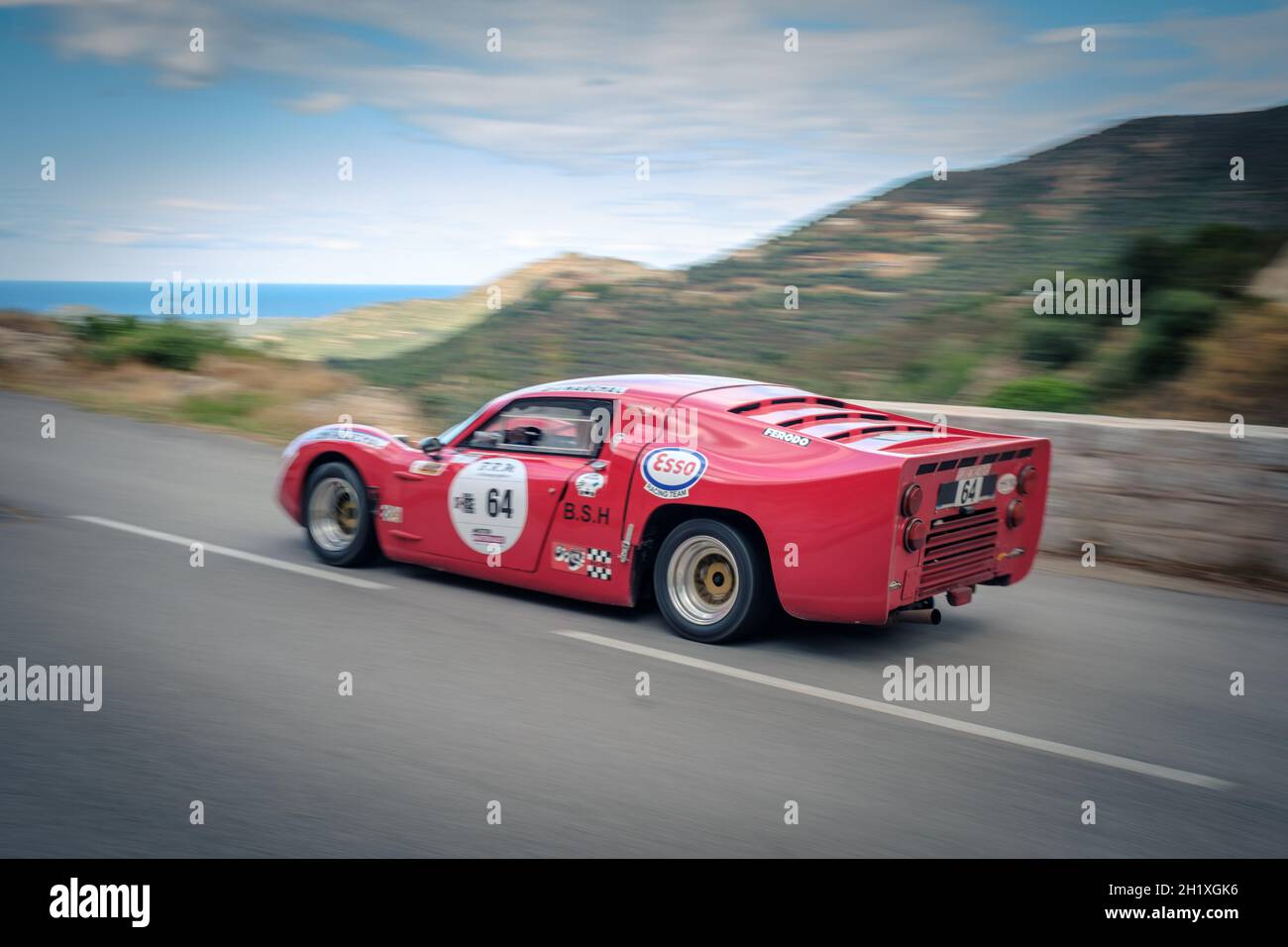 Occhiatana, Corsica, Francia - 7 ottobre 2020: Segolen e Christophe le Moing gareggiano nel loro originale BSH nel Tour de Corse Historique 2021 Foto Stock