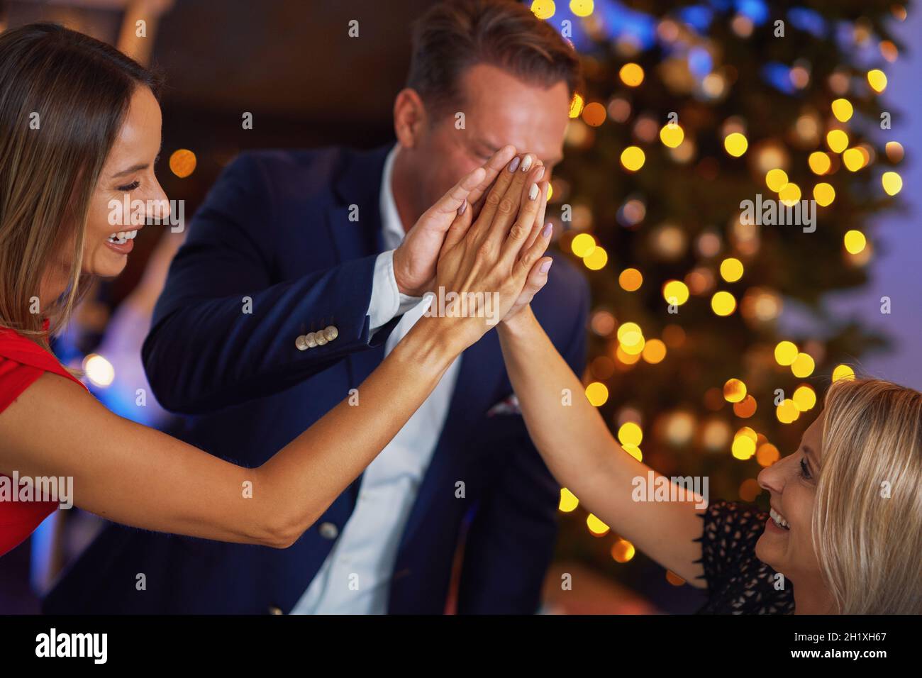 Amici d'affari che festeggiano la festa di natale Foto Stock