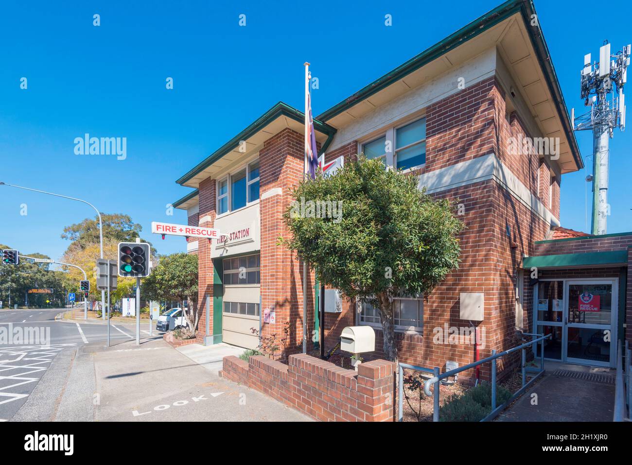 La stazione dei vigili del fuoco di Pymble (Gordon) sulla costa settentrionale superiore di Sydney, NSW, Australia è un edificio in mattoni e piastrelle interbellico costruito in uno stile funzionale austero Foto Stock