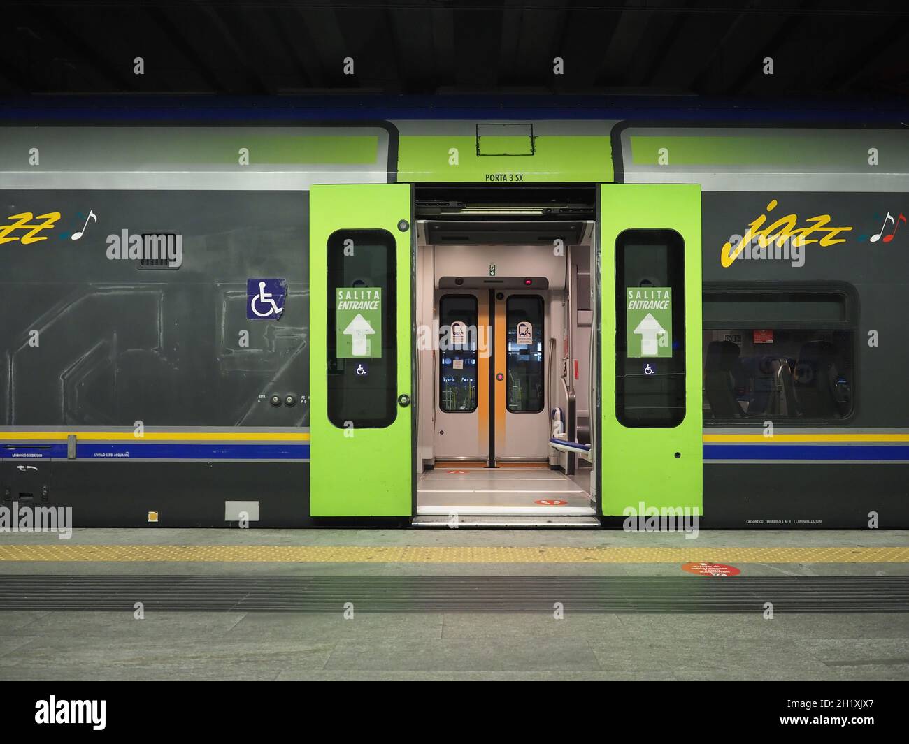 TORINO, ITALIA - CIRCA AGOSTO 2021: Treno regionale italiano alla stazione ferroviaria di Torino porta Susa Foto Stock