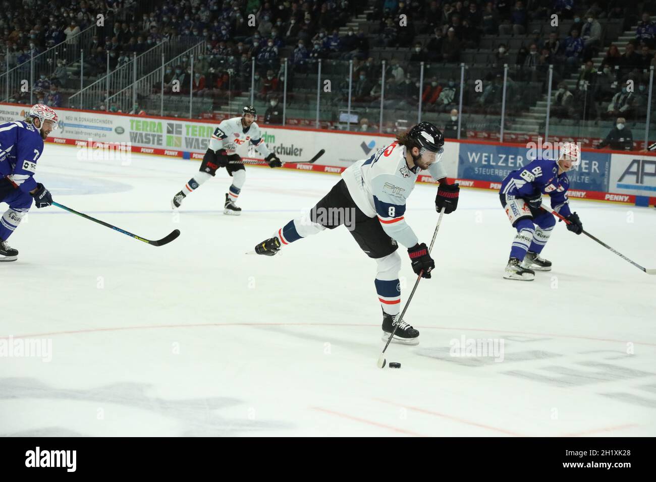 Tyler Sheehy (Nürnberg Ice Tigers) vergibt freistehend vor Torwart Goalie Joacim Eriksson (SERC Wild Wings), DEL, 6. Sptg.: SERC Wild Wings vs Nürn Foto Stock