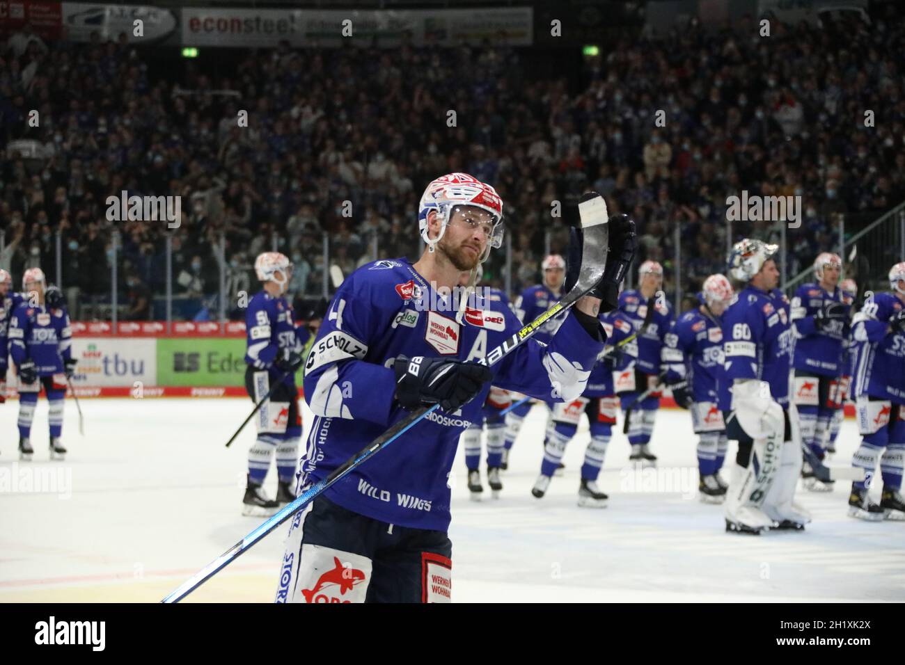 Colby Robak (SERC Wild Wings) bedankt sich bei den fans für die Unterstützung nach dem Sieg im Spiel der DEL, 6. Sptg.: SERC Wild Wings vs Nürnberg IC Foto Stock