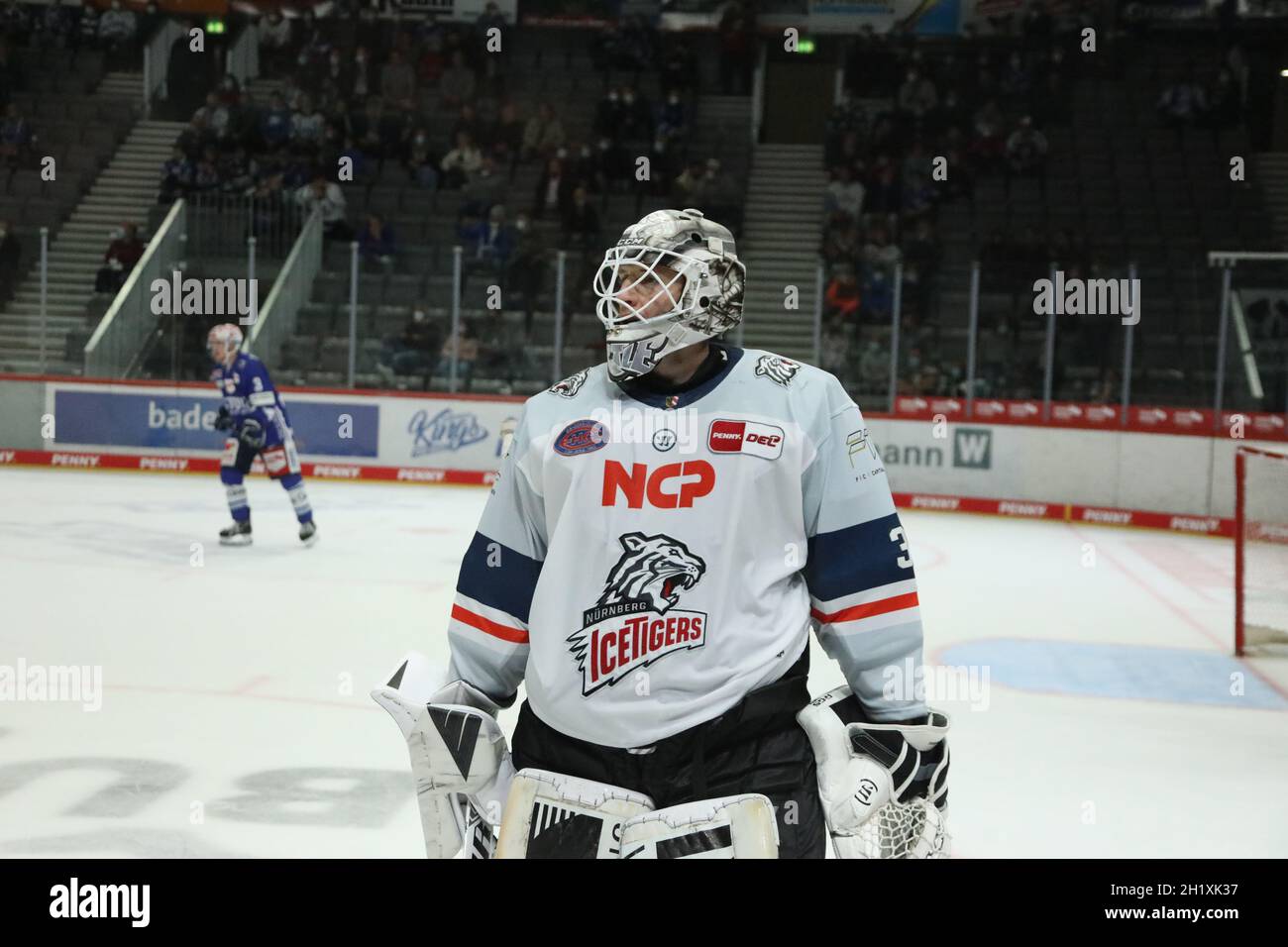 Banger Blick zur Anzeigetafel: Niklas Treutle (Nürnberg Ice Tigers) im Spiel der DEL, 6. Sptg.: SERC Wild Wings vs Nürnberg Ice Tigers Foto Stock