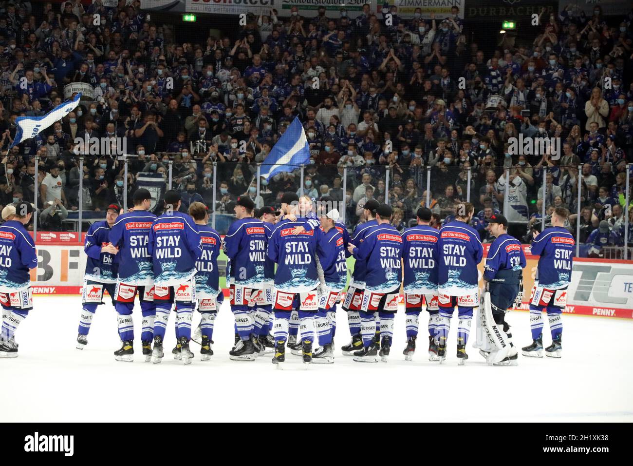 Così schön kann Eishockkey sein - die Wild Wings crepe feiern mit den fans den 8:3 Sieg beim Spiel der DEL, 6. Sptg.: SERC Wild Wings vs Nürnberg Ice ti Foto Stock