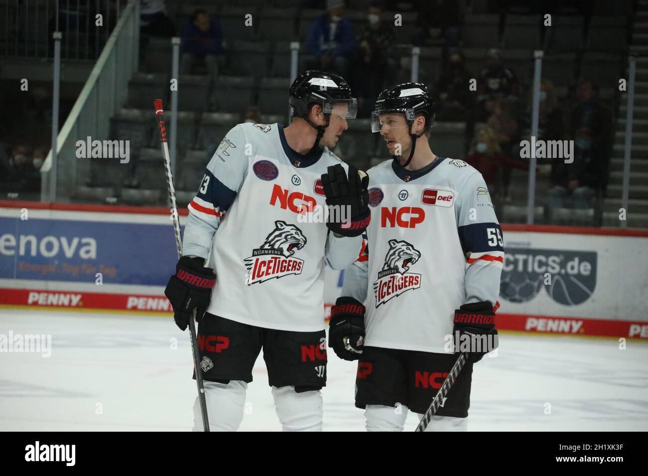 Hatten etwas zu besprechen: v.li. Ryan Stoa (Nürnberg Ice Tigers) und Blake Parlett (Nürnberg Ice Tigers) im Spiel der DEL, 6. Sptg.: SERC Wings selvatiche Foto Stock