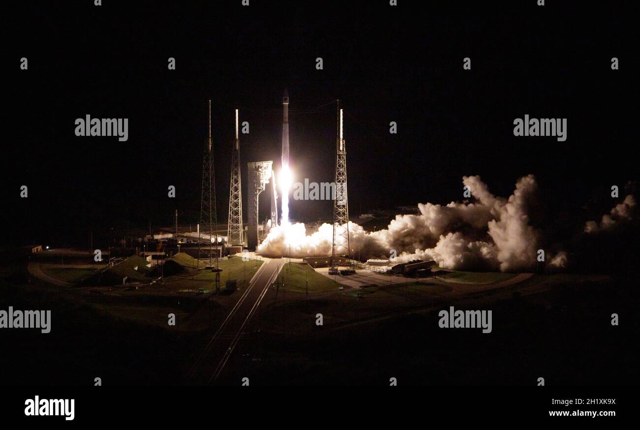 Un razzo United Launch Alliance Atlas V con la navicella spaziale Lucy a bordo vara dallo Space Launch Complex 41, sabato 16 ottobre 2021, a Cape Canave Foto Stock