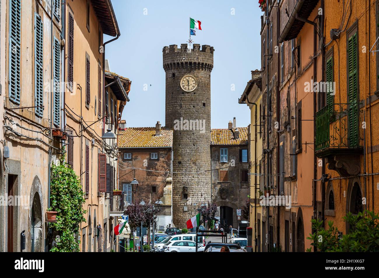 Torre dell'Orologio al cancello, entrando nel centro storico di Bagnaia, in Tuscia Foto Stock