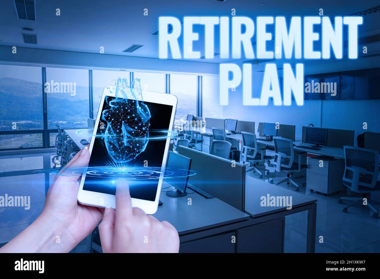 Concettuale didascalia piano di pensionamento, parola scritta sul risparmio di denaro per utilizzarlo quando si esce mano di lavoro toccare schermo del telefono cellulare in Offi Foto Stock