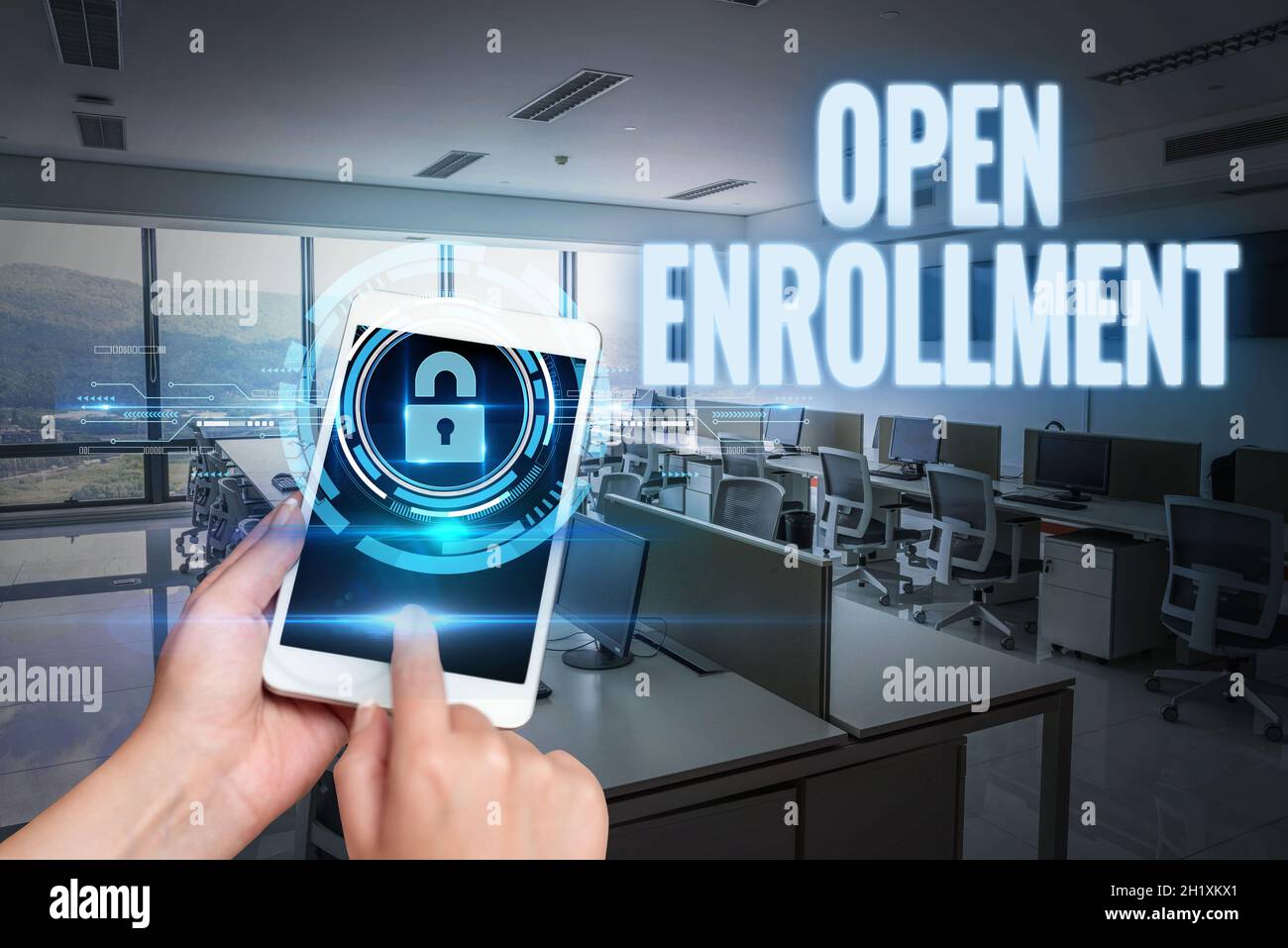Scrittura visualizzazione testo Open Enrollment, Business idea il periodo annuale in cui mostrare può registrare un'assicurazione mani Holding A Mobile Phone in laboratorio Foto Stock
