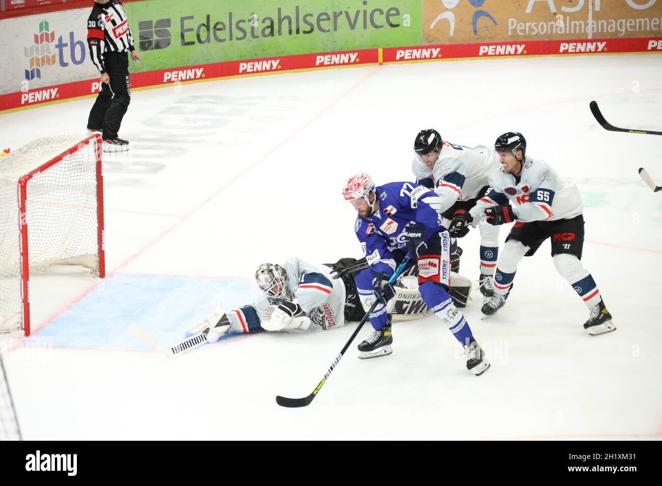 Und wieder schlägt es ein im Kasten von Niklas Treutle (Nürnberg Ice Tigers), Daniel Pfaffengut (SERC Wild Wings) umkurvt den Torhüter und schiebt ein Foto Stock