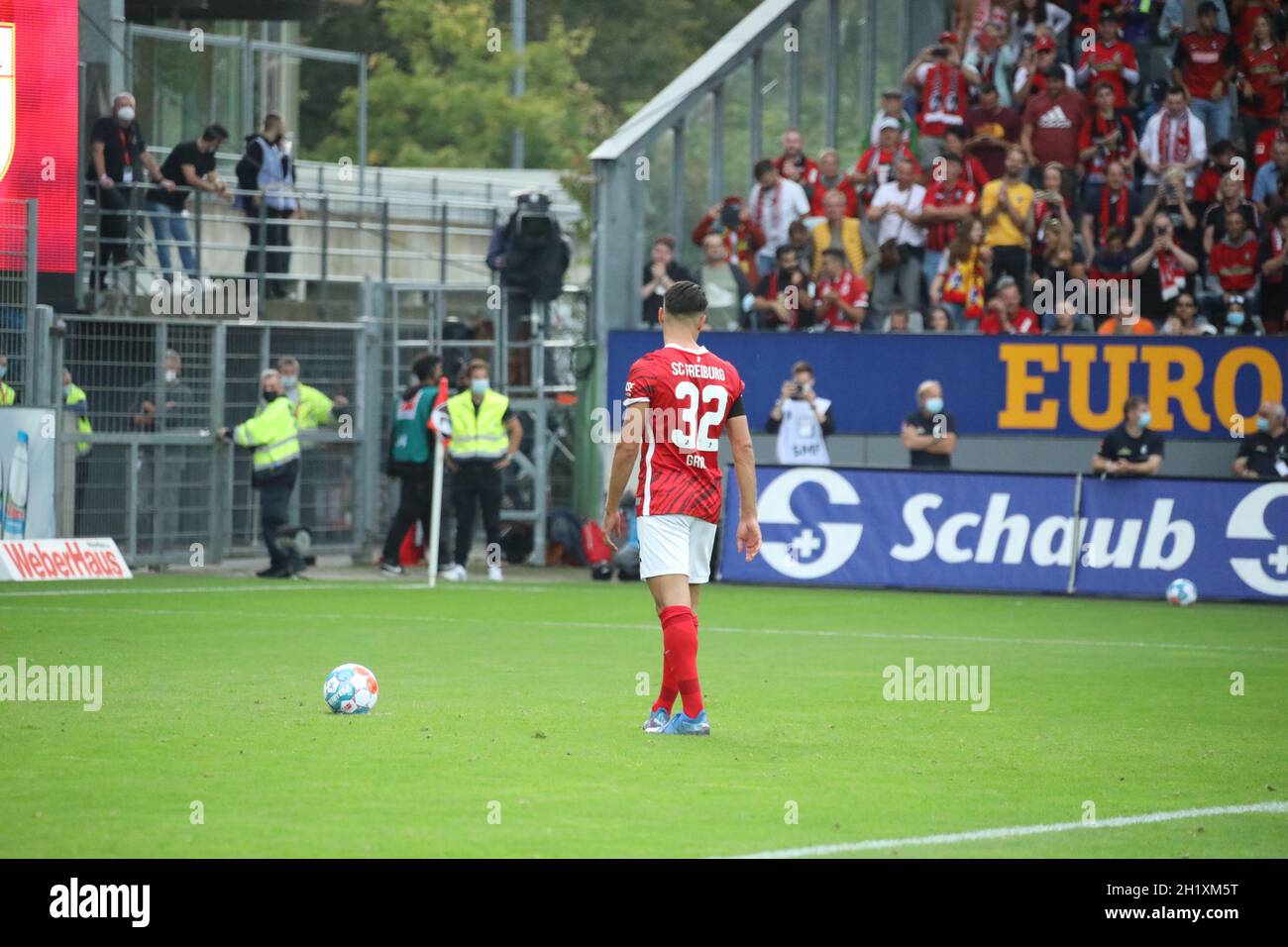 Keine Chance lässt Vincenzo Grifo (SC Friburgo) dem Augsburger Torwart Rafał Gikiewicz (FC Augsburg) beim 3:0, 1. FBL: 21-22: 6. Sptg. SC Friburgo / Foto Stock