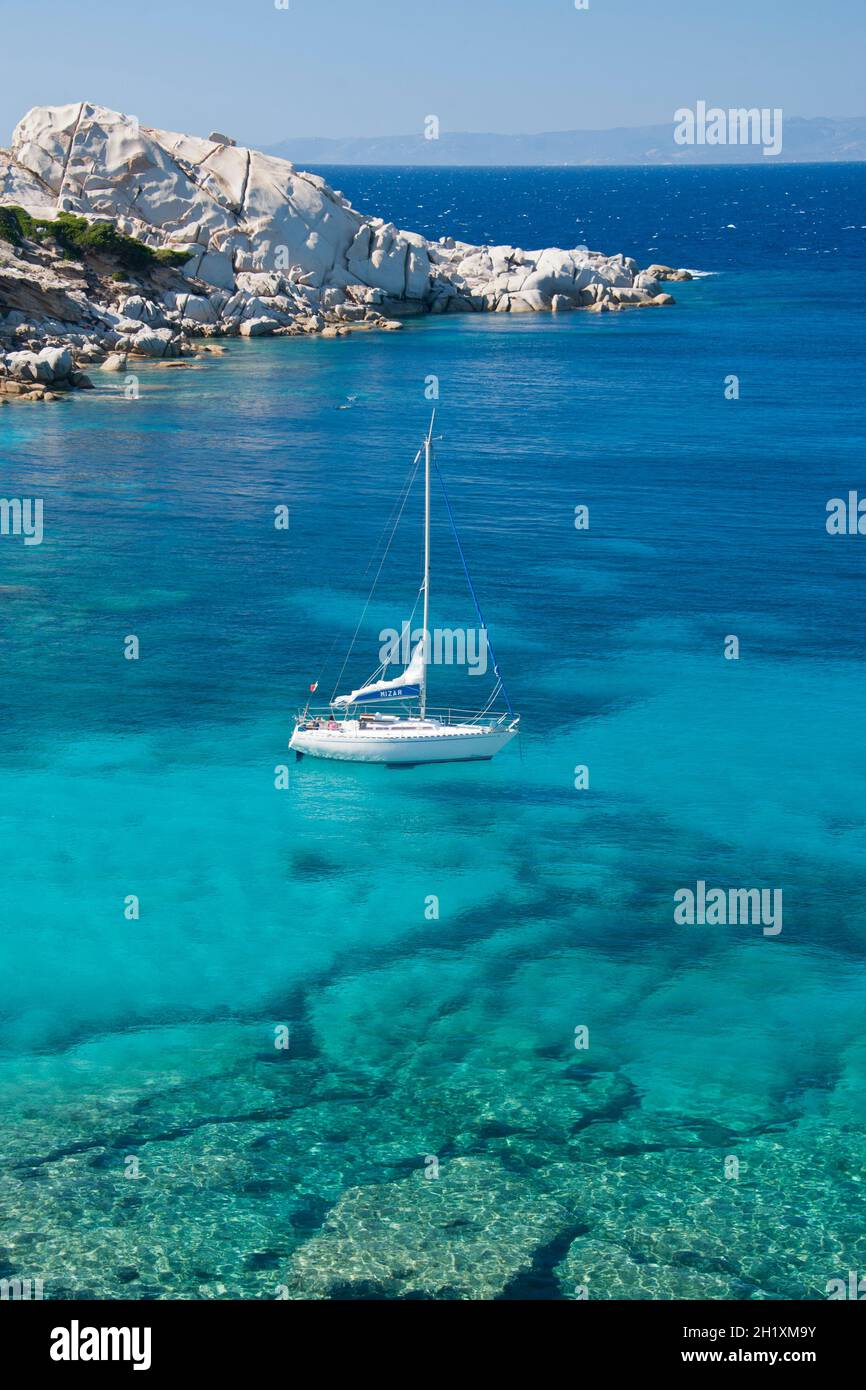 I meravigliosi colori del mare a cala spinosa, una baia di Capo Testa, in Gallura Foto Stock