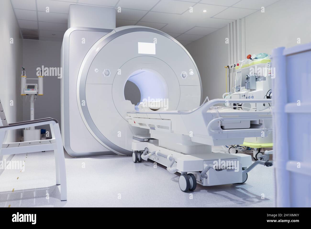 Laboratorio di imaging per risonanza magnetica nucleare con apparecchiature moderne ad alta tecnologia Foto Stock