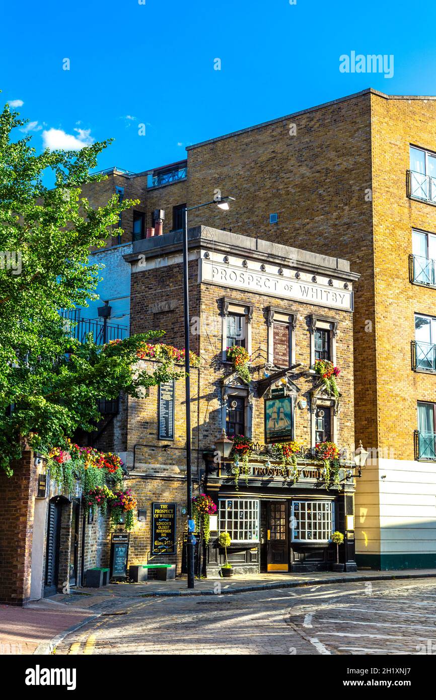 L'esterno dello storico pub sul lungofiume la prospettiva di Whitby risalente al XVI secolo, Wapping, Londra, Regno Unito Foto Stock