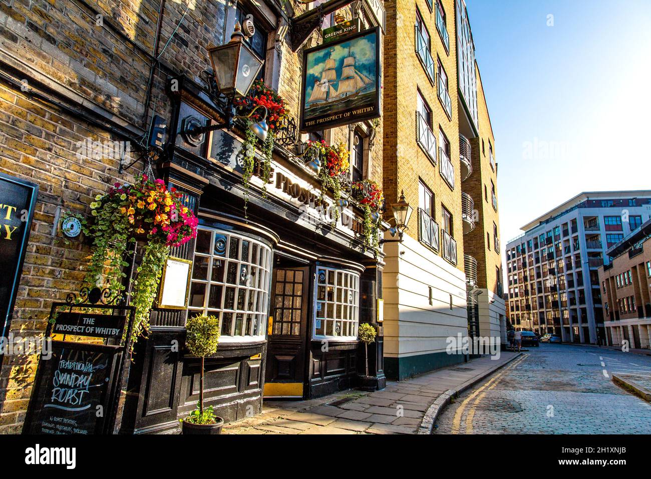 L'esterno dello storico pub sul lungofiume la prospettiva di Whitby risalente al XVI secolo, Wapping, Londra, Regno Unito Foto Stock