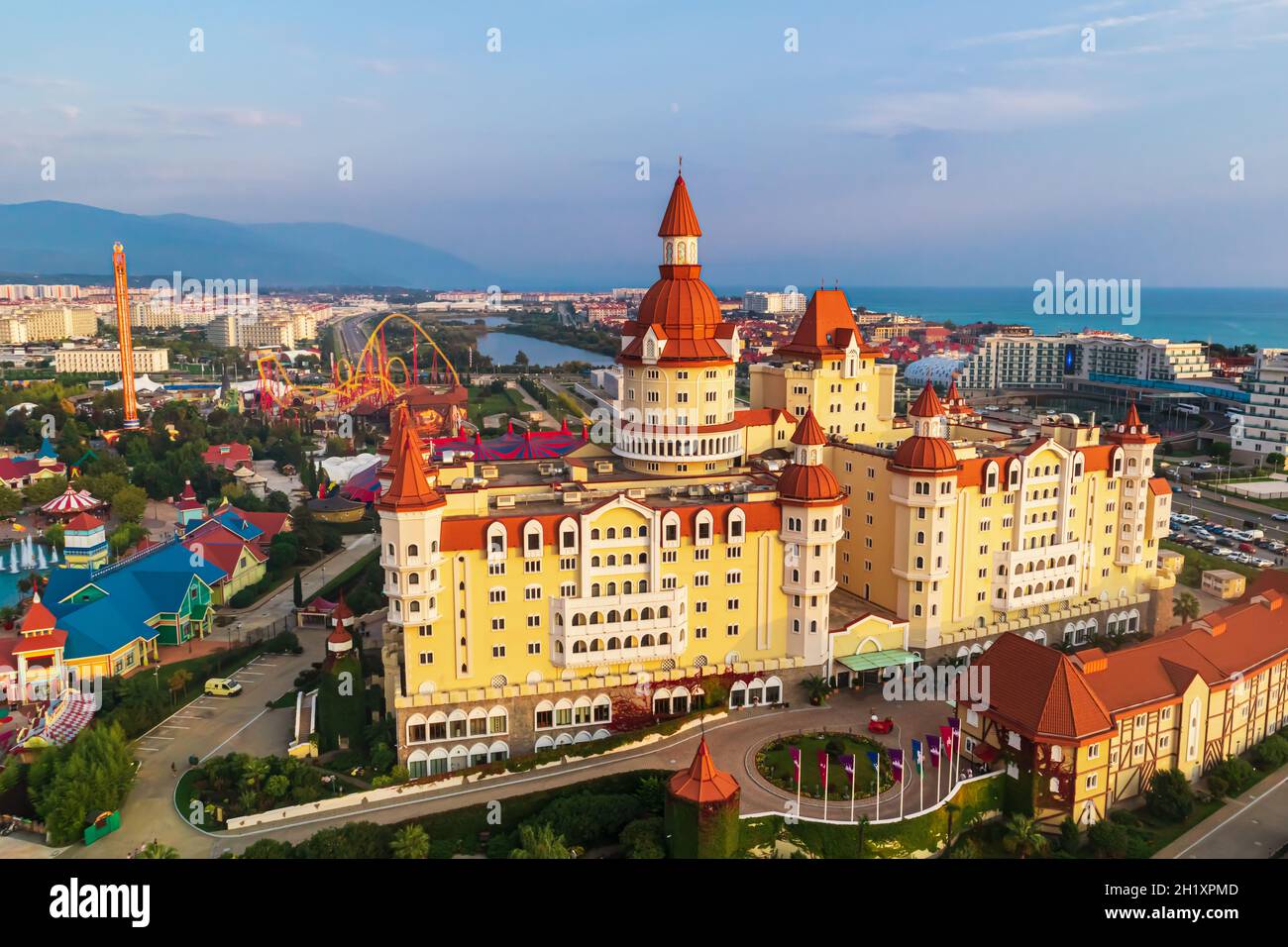 Divertimento Parco Sochi nel Villaggio Olimpico. Vista dall'alto. Sochi, Russia - 15 ottobre 2021. Foto Stock