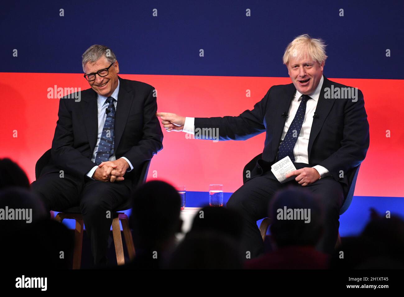 Il primo ministro Boris Johnson (a destra) appare sul palco in conversazione con l'uomo d'affari americano Bill Gates durante il Global Investment Summit al Science Museum di Londra. Data foto: Martedì 19 ottobre 2021. Foto Stock