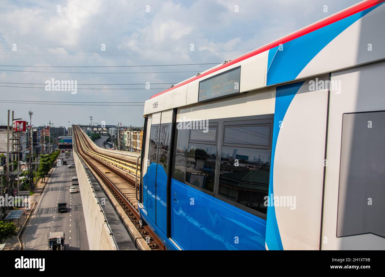 Lo Skytrain e il paesaggio urbano a Bangkok Thailandia Sud-Est asiatico Foto Stock