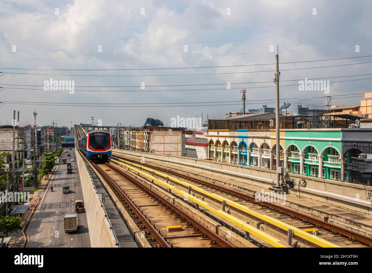 Lo Skytrain e il paesaggio urbano a Bangkok Thailandia Sud-Est asiatico Foto Stock