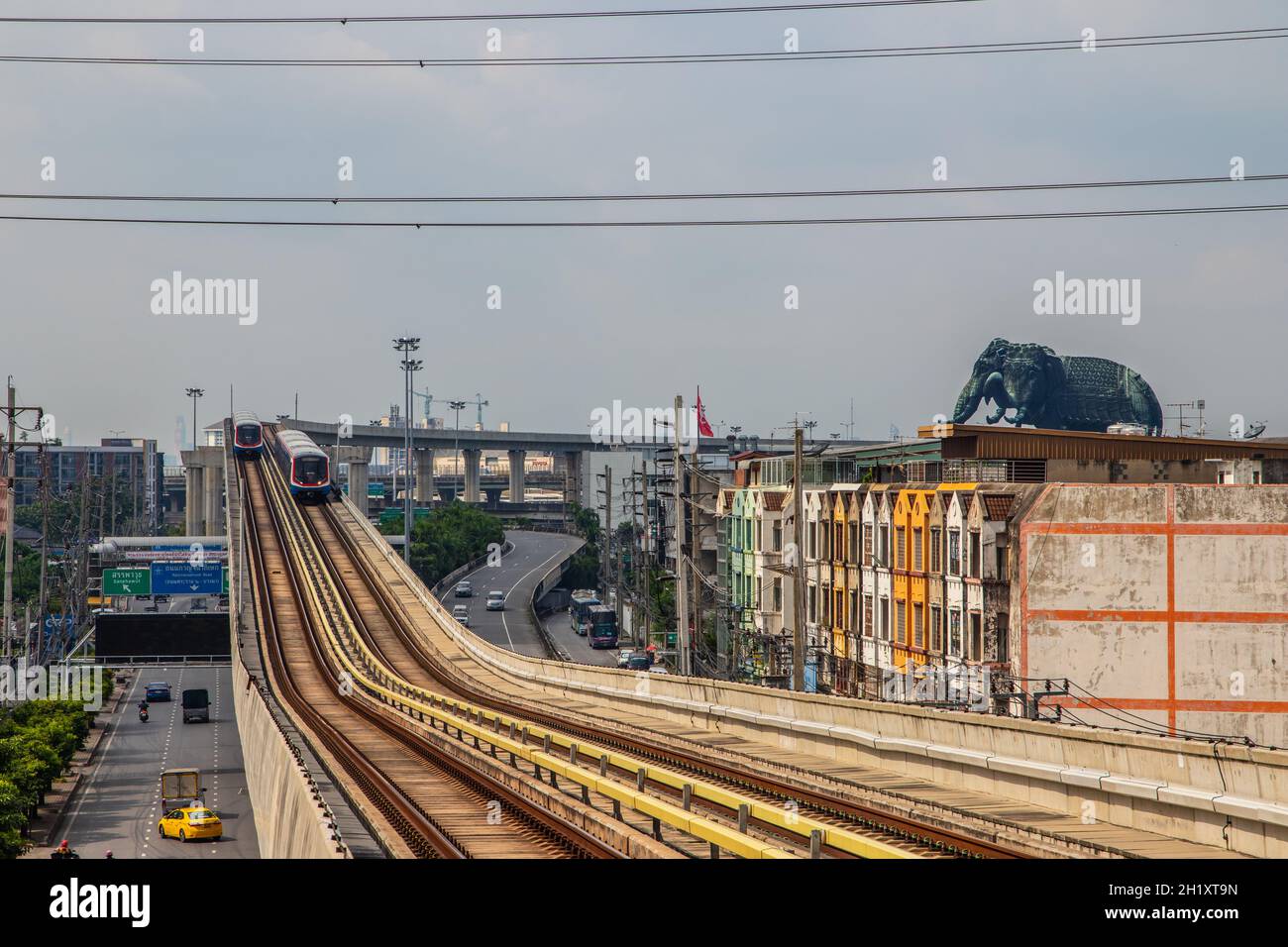 Lo Skytrain e il paesaggio urbano a Bangkok Thailandia Sud-Est asiatico Foto Stock