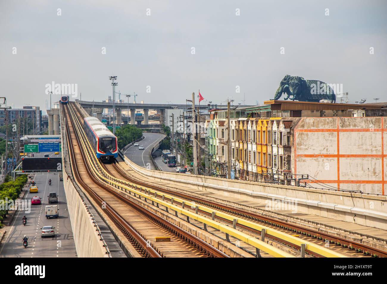 Lo Skytrain e il paesaggio urbano a Bangkok Thailandia Sud-Est asiatico Foto Stock