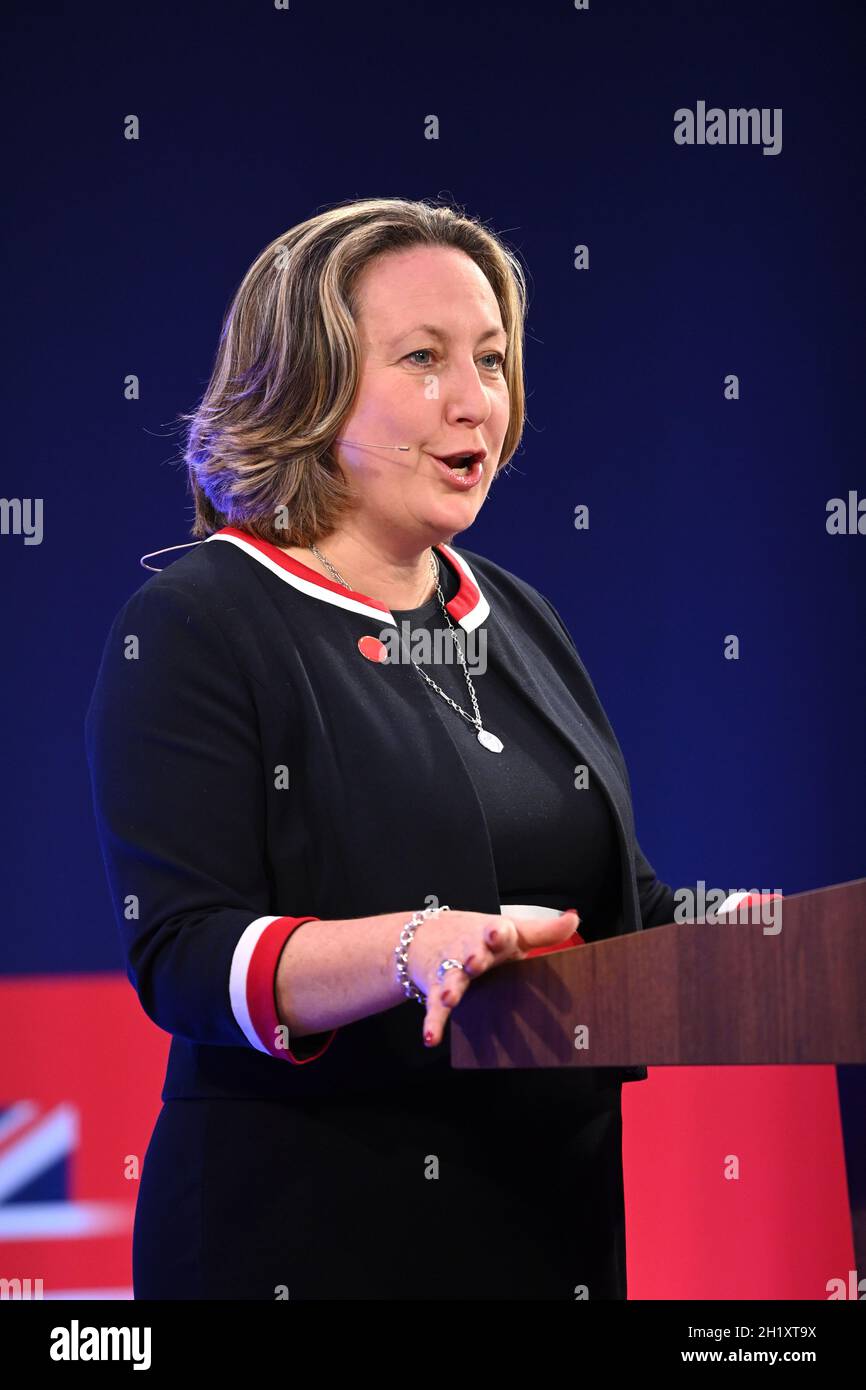 Anne-Marie Trevelyan, Segretario del Commercio Internazionale, parla durante il Global Investment Summit al Science Museum di Londra. Data foto: Martedì 19 ottobre 2021. Foto Stock