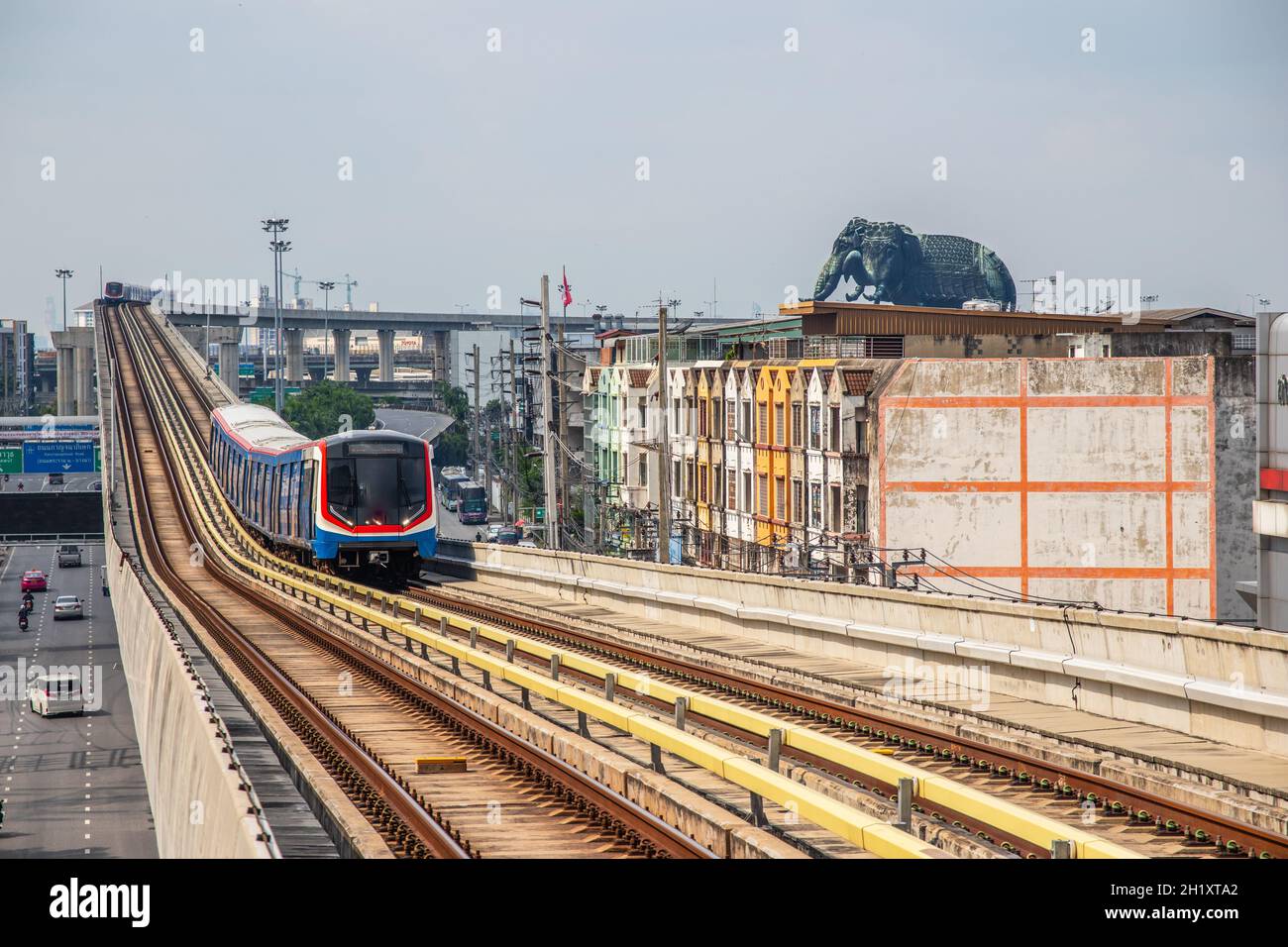 Lo Skytrain e il paesaggio urbano a Bangkok Thailandia Sud-Est asiatico Foto Stock