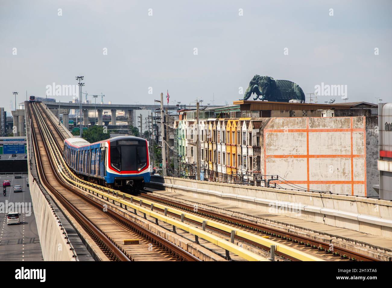 Lo Skytrain e il paesaggio urbano a Bangkok Thailandia Sud-Est asiatico Foto Stock