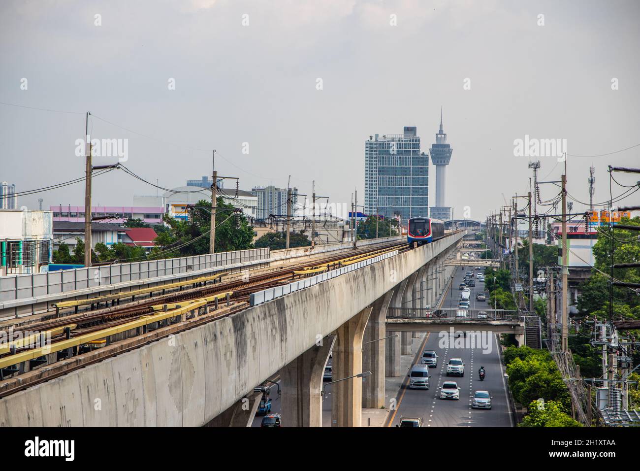 Lo Skytrain e il paesaggio urbano a Bangkok Thailandia Sud-Est asiatico Foto Stock