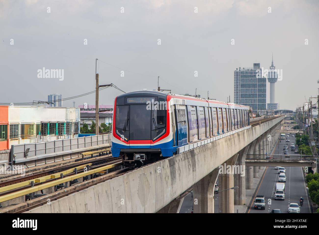 Lo Skytrain e il paesaggio urbano a Bangkok Thailandia Sud-Est asiatico Foto Stock