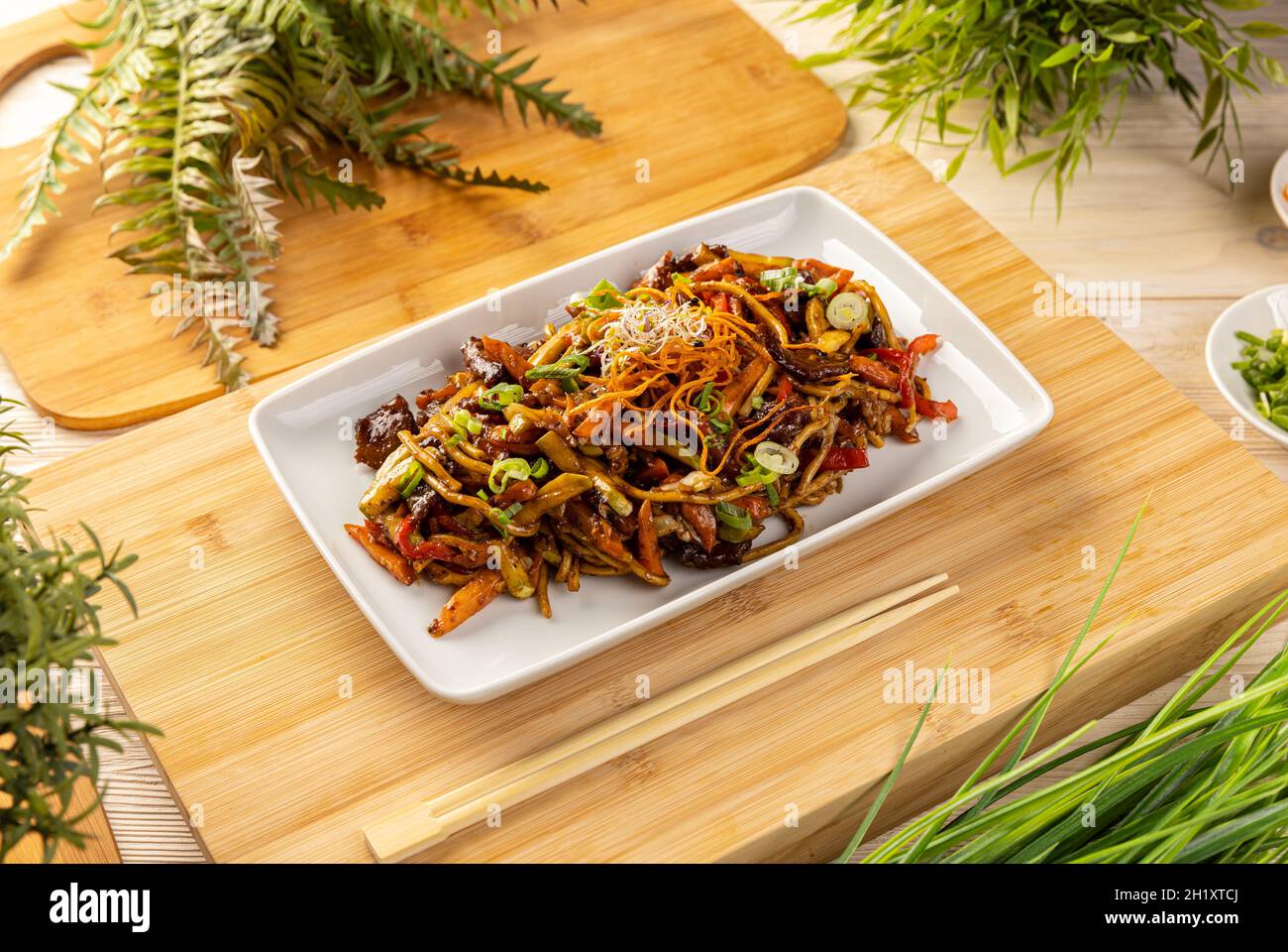 Maiale mescolare fritto con noodle e verdure. Piatto tipico cinese. Foto Stock