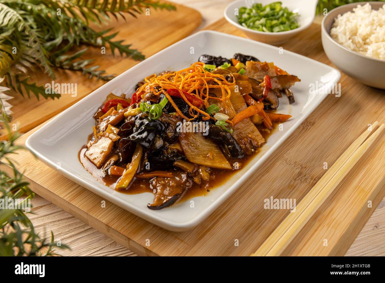 I noodles mescolano friggere con i funghi di legno dell'orecchio e i germogli di bambù Foto Stock