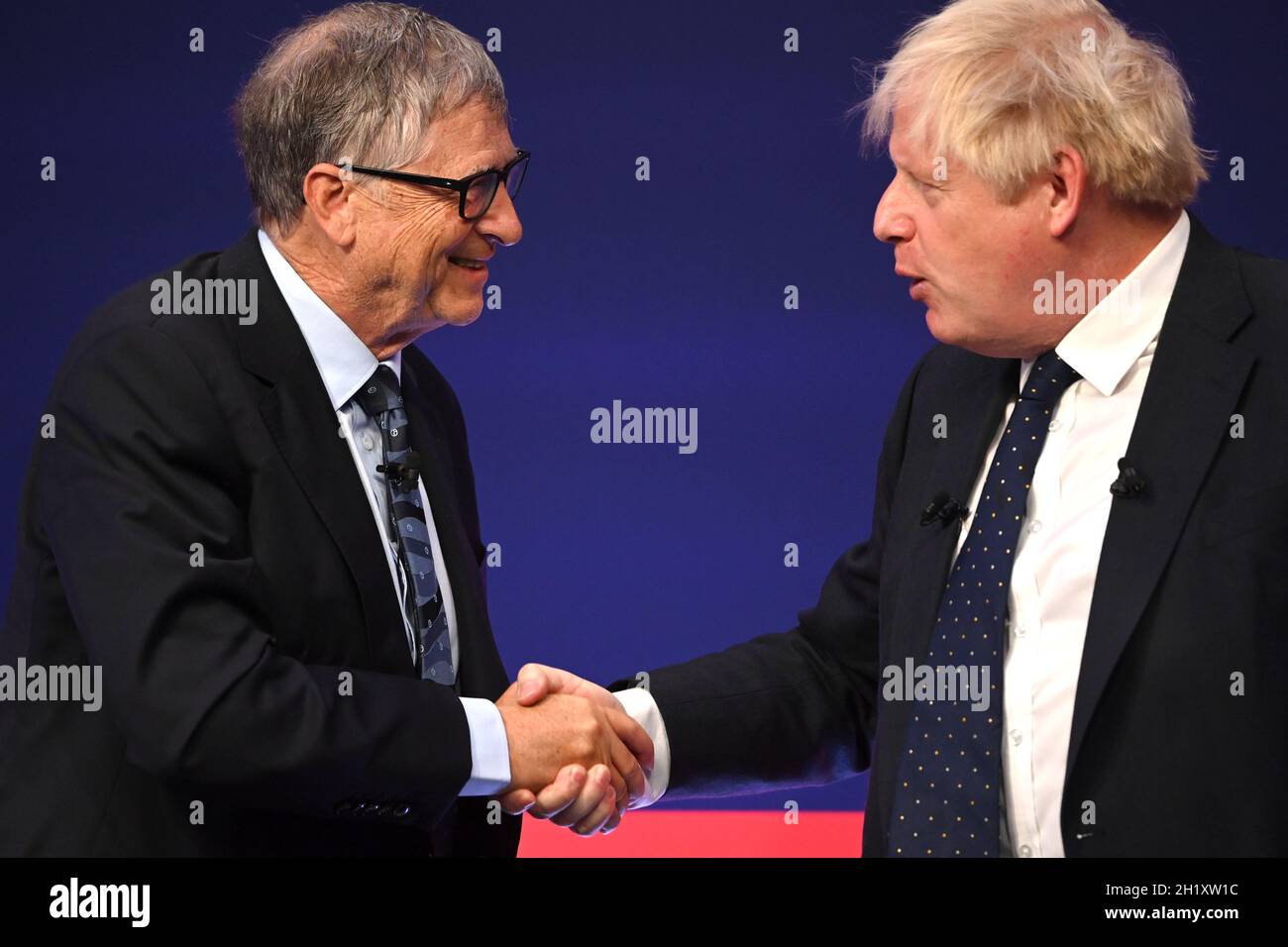 Il primo ministro Boris Johnson (a destra) scrolla le mani con l'uomo d'affari americano Bill Gates durante il Global Investment Summit al Science Museum di Londra. Data foto: Martedì 19 ottobre 2021. Foto Stock